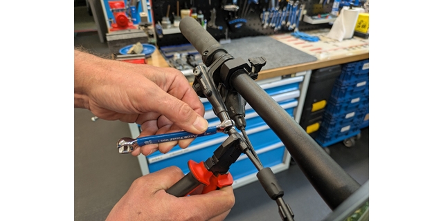 Kleště na držení hadice hydraulické brzdy
