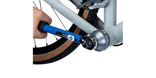Stahovák středového složení FSA a Wheels